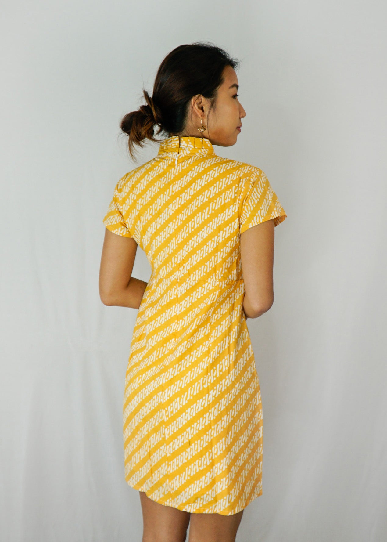 Lily Pleated Collar Mini Dress in Yellow Parang